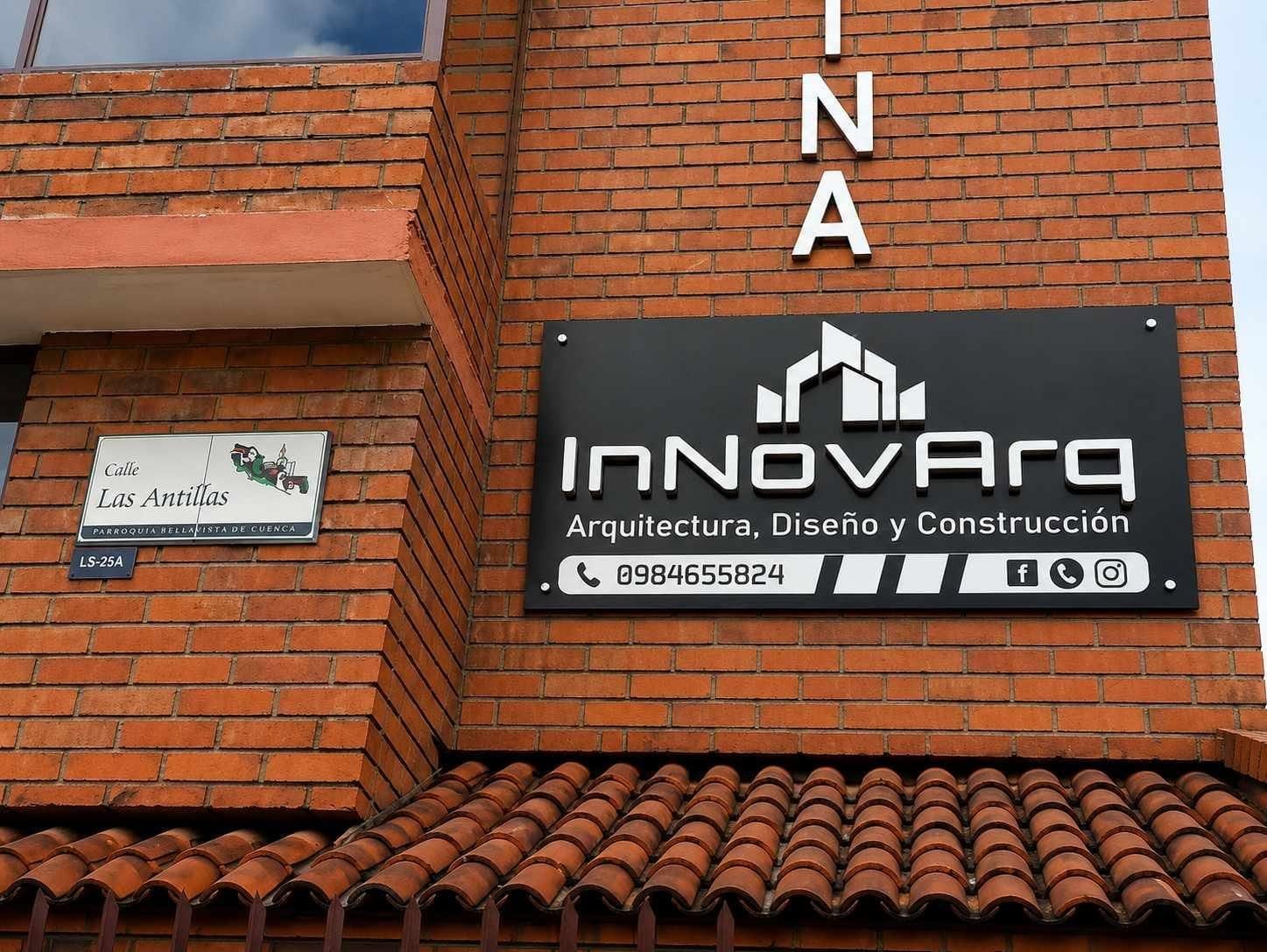 Letras 3D en caucho instaladas en fachada de negocio en Cuenca