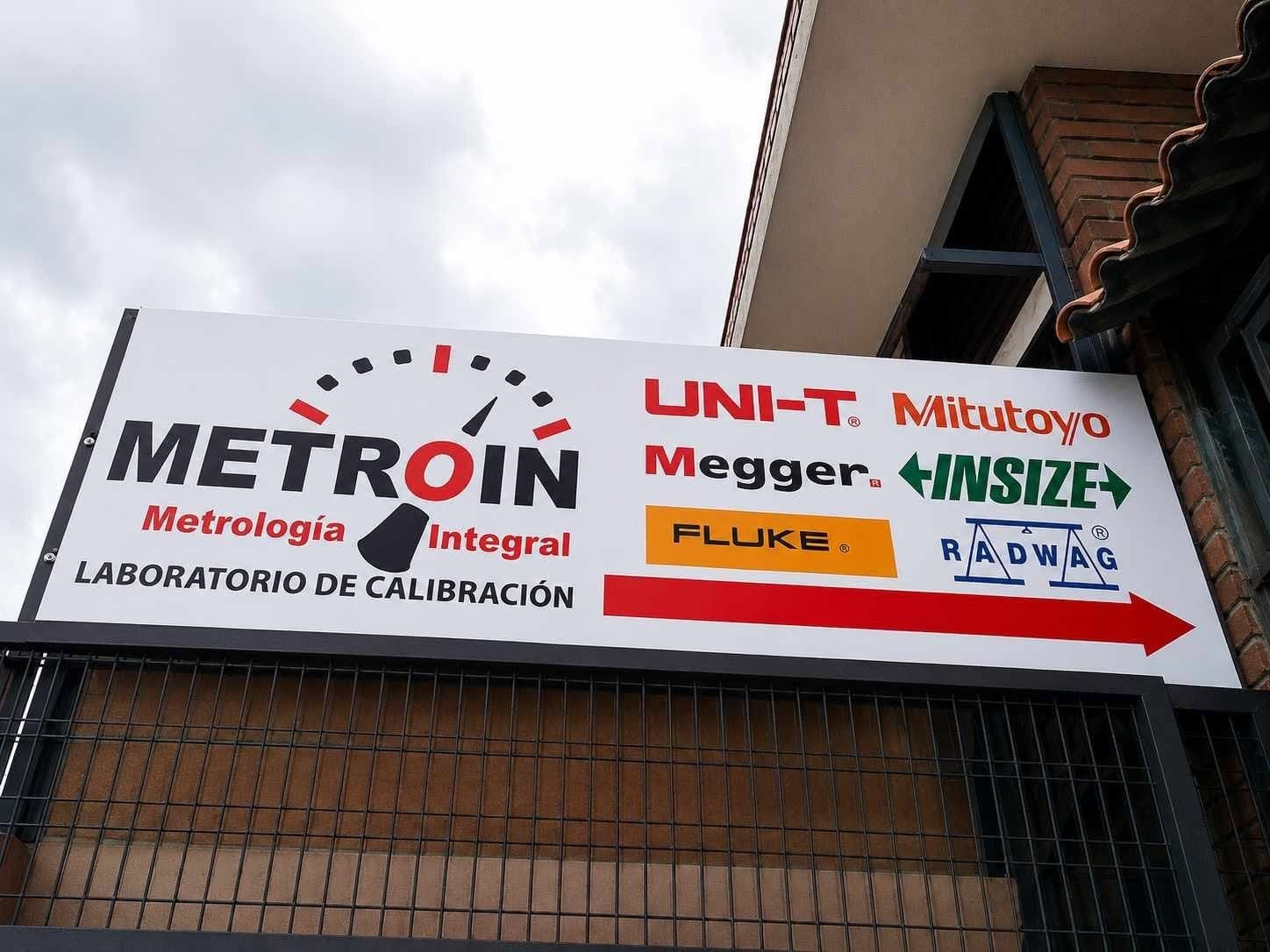 Panel informativo de gran formato con estructura metálica direccional