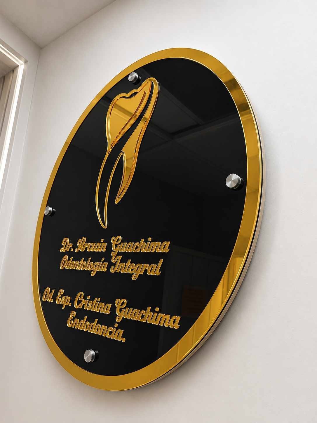 Placa corporativa en acrílico 3D con acabado premium dorado