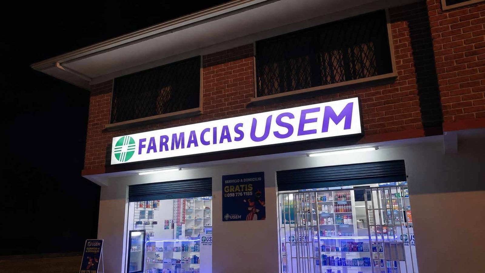 Letrero panaflex blanco luminoso nocturno para farmacia