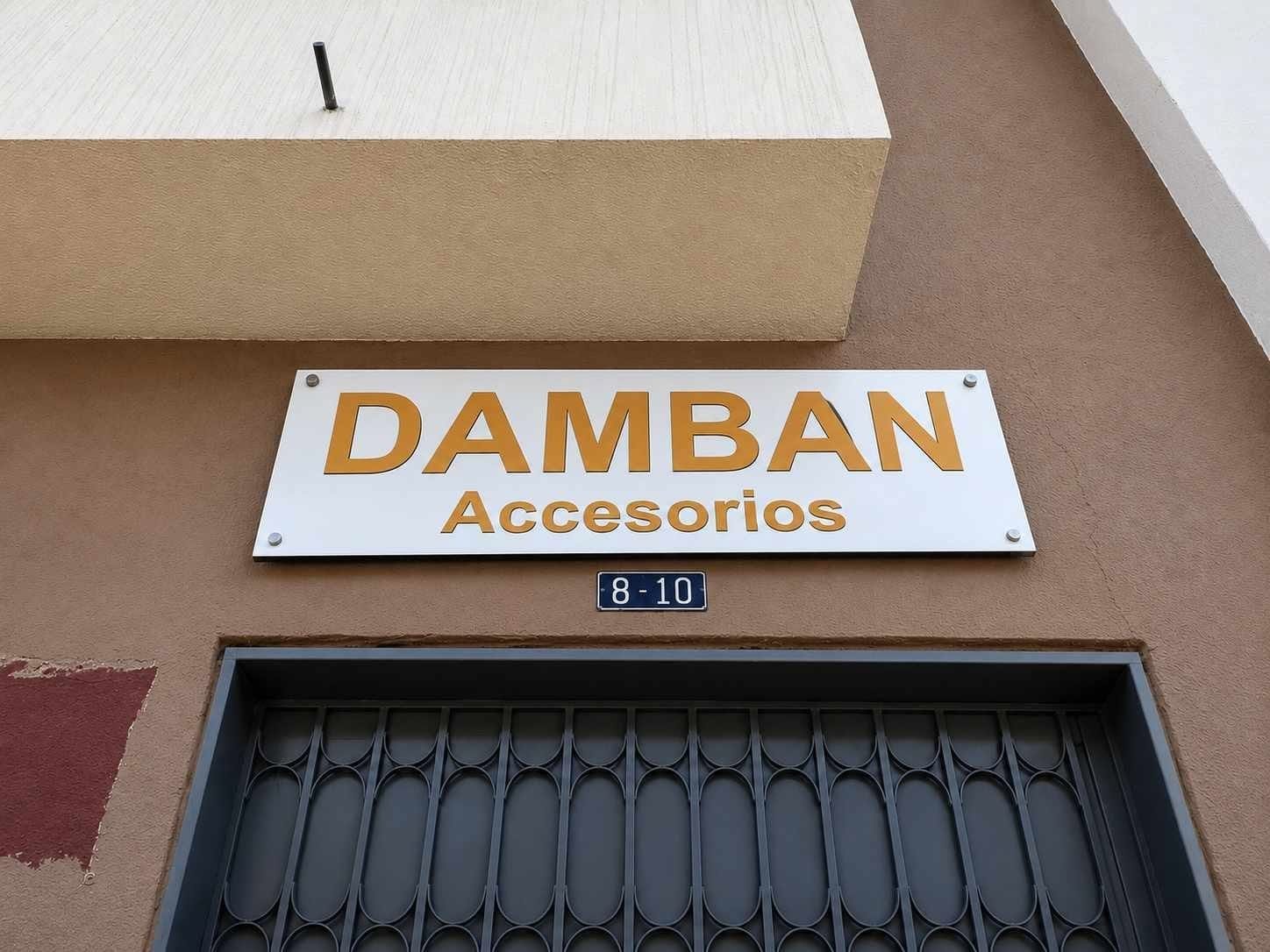 Letrero plano en Alucubond con tipografía en relieve para local comercial