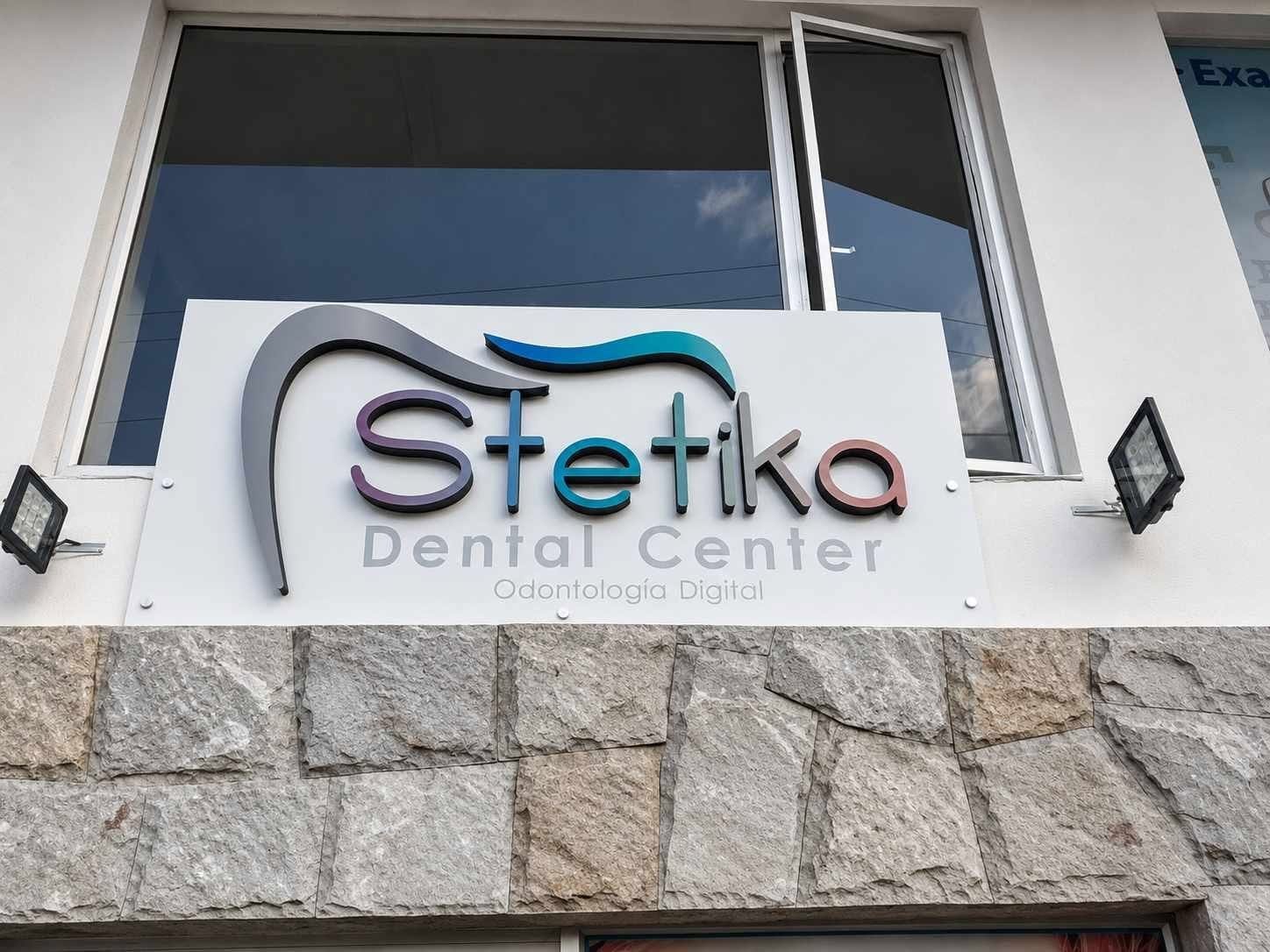 Letras 3D a color para clínica dental