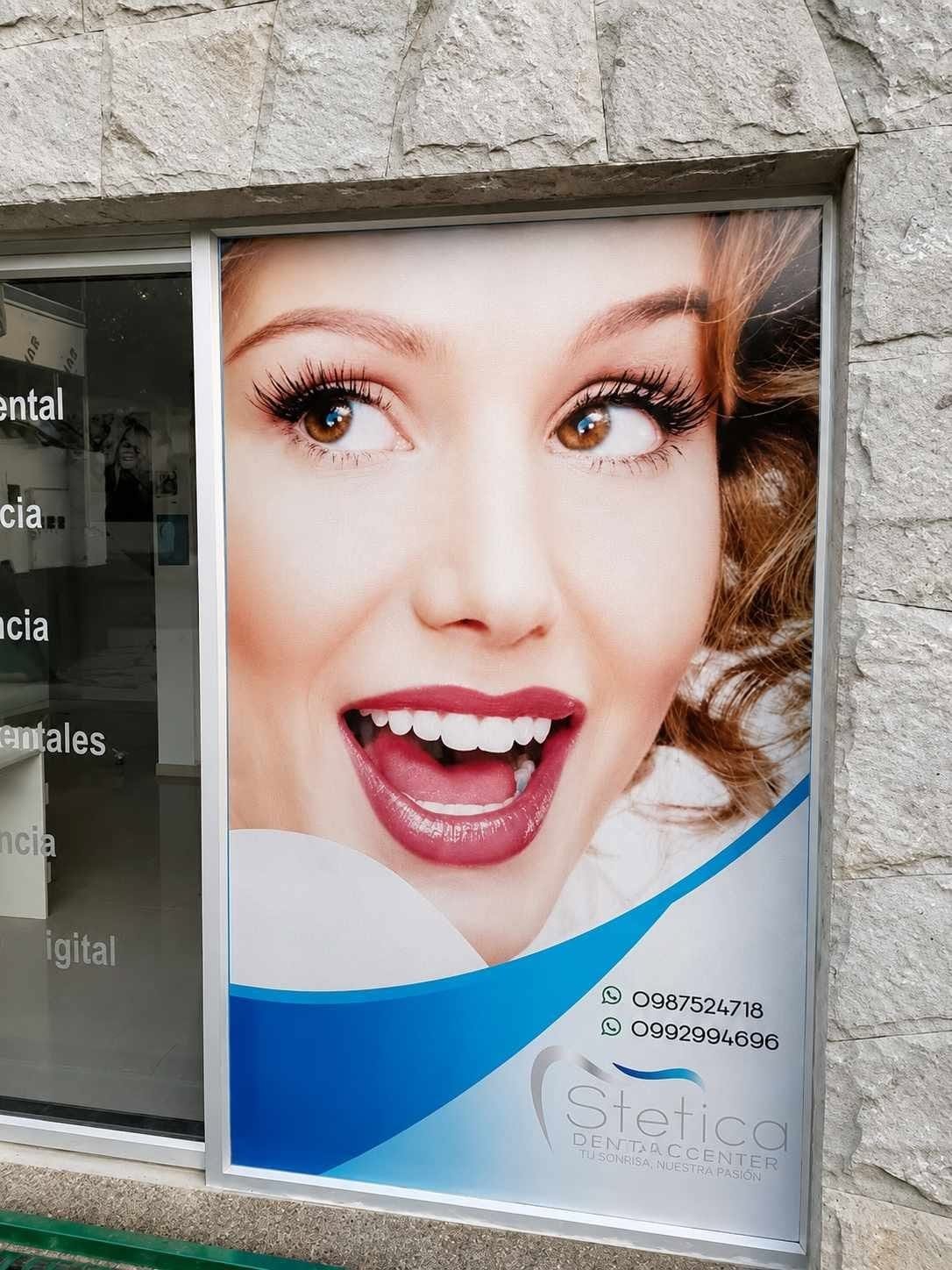 Adhesivo microperforado instalado en vitrina de vidrio en Cuenca
