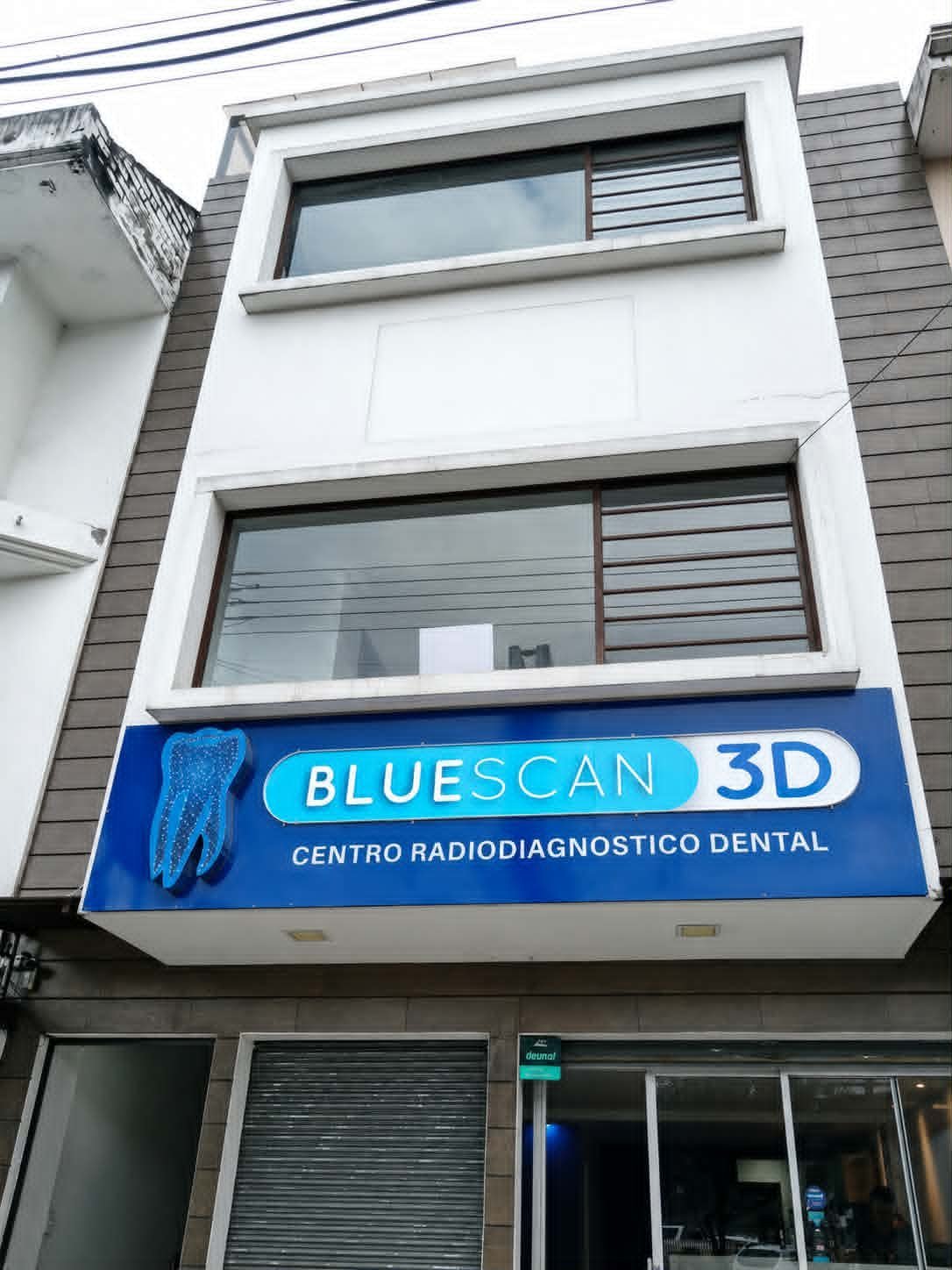 Letrero en acrílico 3D con luz LED instalado en fachada en Cuenca