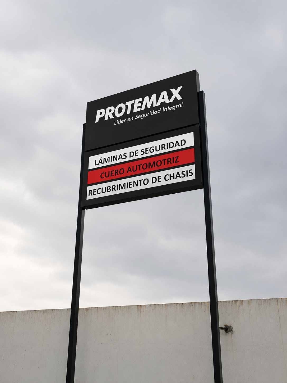 Tótem publicitario elevado sobre estructura metálica de doble poste