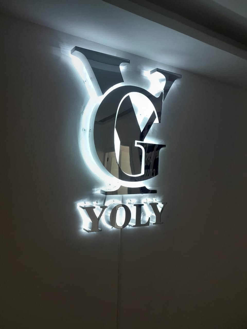 Logotipo en acrílico 3D con rebote de luz para interior