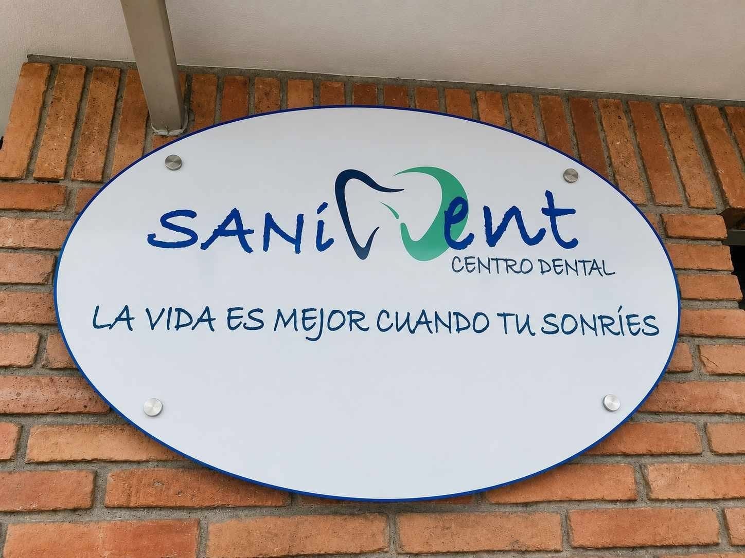 Placa corporativa ovalada en Alucubond para centro dental